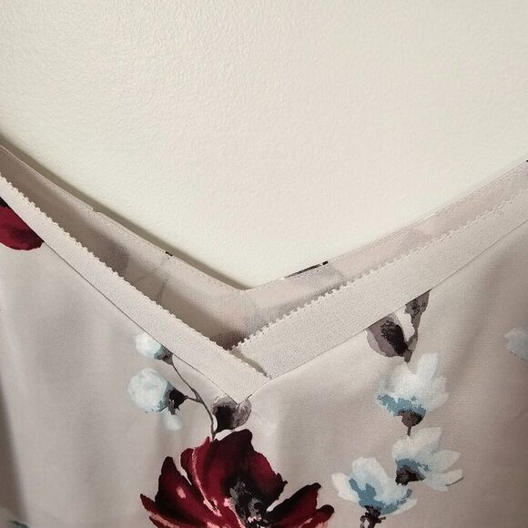 NWT WHITE HOUSE BLACK MARKET V NECK FLORAL TANK TOP SIZE MEDIUM - Picture 6 of 13